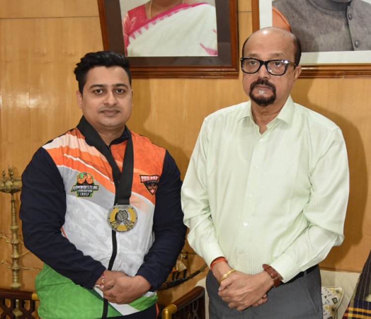 राज्यपाल श्री डेका ने स्वर्ण पदक विजेता आर्मरेसलर श्रीमंत झा को दी बधाई