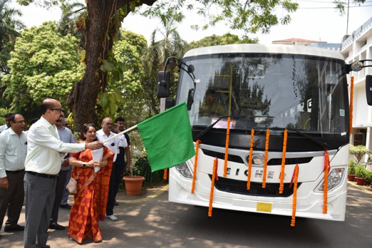 राज्यपाल डेका ने खैरागढ़ विश्वविद्यालय की नई बस को दिखाई हरी झंडी