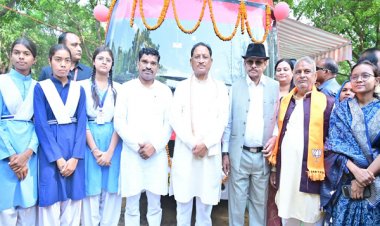 मुख्यमंत्री श्री विष्णु देव साय ने ‘कामयाबी वेन’ को दिखाई हरी झंडी : दूरस्थ गांवों के विद्यार्थियों तक पहुंचेगी डिजिटल शिक्षा की नई रोशनी