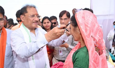 मुख्यमंत्री श्री विष्णु देव साय ने हितग्राहियों को अपने हाथों से पहनाया नजर का चश्मा