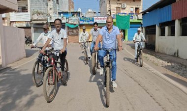 निगम आयुक्त ने साइकिल से किया वैशाली नगर का निरीक्षण, व्यवस्थाओं का लिया जायजा