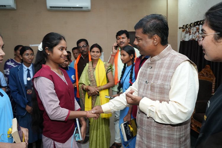 नारायणपुर के मेधावी छात्र सम्मानित- वन मंत्री श्री केदार कश्यप ने खिलाई मिठाई