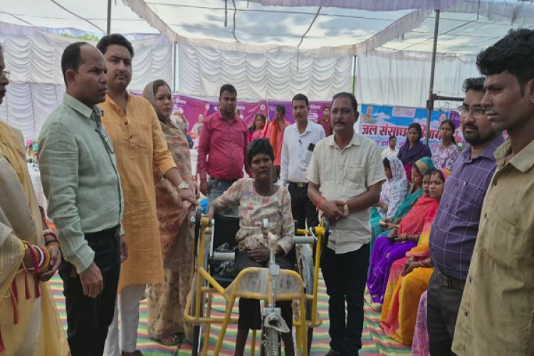 सुशासन तिहार 2026 : सिमड़ा शिविर में सुगन्ती तिर्की को मिली ट्राइसाइकिल