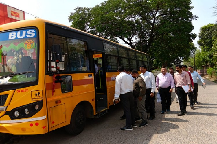 ईंधन बचत और मितव्ययिता का अनूठा उदाहरण, बसना प्रशासन की सामूहिक बस यात्रा
