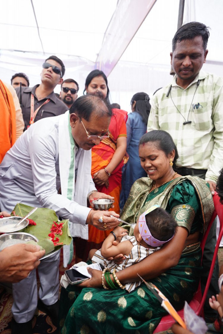 ’मुख्यमंत्री श्री विष्णु देव साय ने बच्चों को कराया अन्नप्राशन, गर्भवती महिलाओं की गोदभराई कार्यक्रम में दी शुभकामनाएं’