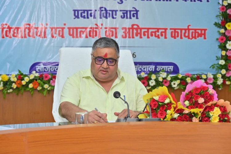ओजस्वी सरगुजा : सपनों को मिलेगी नई उड़ान, 55 मेधावी विद्यार्थी नीट-जेईई की तैयारी हेतु रायपुर रवाना