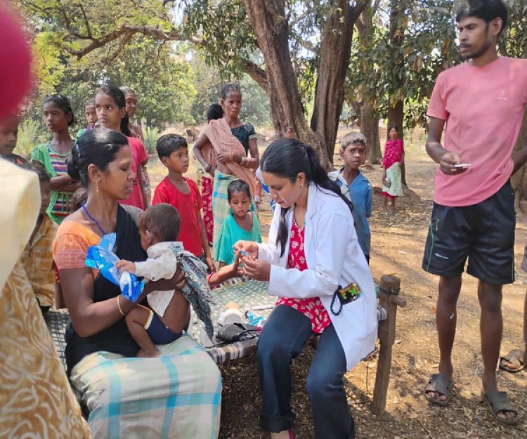 मुख्यमंत्री स्वस्थ बस्तर अभियान : 13 किलोमीटर पैदल चलकर स्वास्थ्य टीम पहुंची बड़ेपल्ली, 227 ग्रामीणों की जांच
