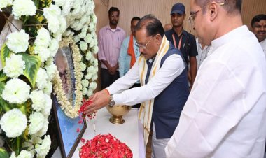 मुख्यमंत्री श्री विष्णुदेव साय ने स्वर्गीय दिनेश सेन को दी श्रद्धांजलि : शोक संतप्त परिवार से की मुलाकात