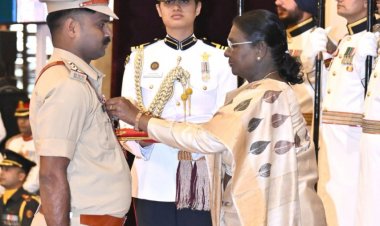 वित्त मंत्री श्री ओपी चौधरी ने शौर्य चक्र से सम्मानित छत्तीसगढ़ पुलिस के जांबाज अधिकारियों को दी बधाई