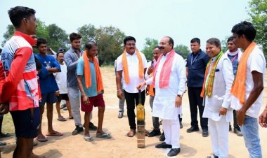 सुकमा में क्रिकेट मैदान पहुंचे उप मुख्यमंत्री अरुण साव, युवाओं संग खेला क्रिकेट