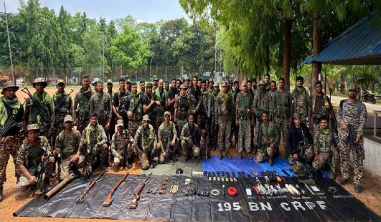 दंतेवाड़ा में बरामद हुआ हथियारों का जखीरा