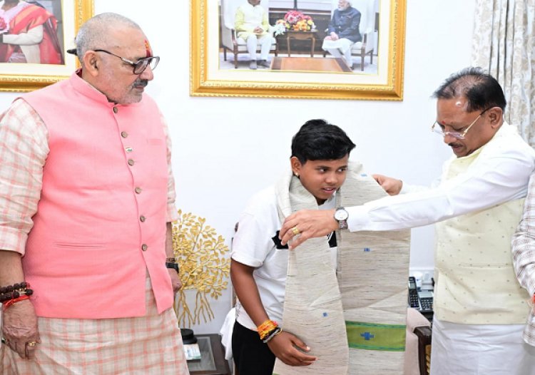 श्रीलंका दौरे के लिए भारतीय अंडर-19 महिला क्रिकेट टीम की उपकप्तान बनीं महक नरवासे : मुख्यमंत्री श्री विष्णु देव साय ने किया सम्मानित