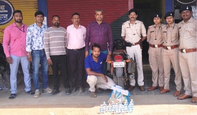 दोपहिया वाहन से अवैध शराब जब्त